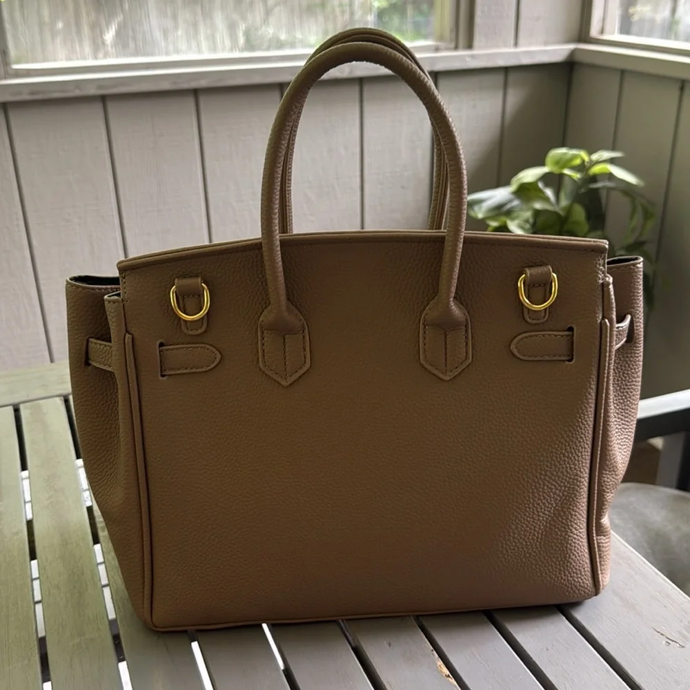 Elegant Tan Leather Handbag - Picture 5 of 8
